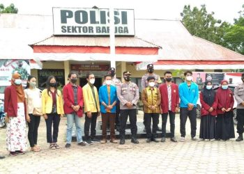 Polsek Baruga Bagikan 2.500 Masker Kepada Warga