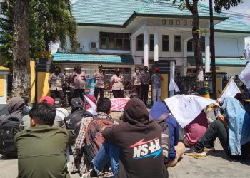 Desak Pemkot Kendari Cabut PPKM Mikro, Massa Jalan Kaki ke Kantor Wali Kota Pikul Keranda Mayat