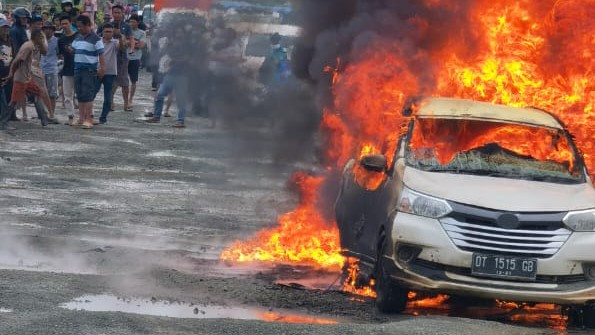 Mobil Pengangkut Bensin Terbakar di Morosi