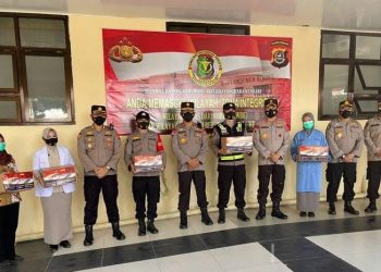 Polda Sultra Beri Bantuan Sembako Pada Tenaga Kesehatan RS Bhayangkara