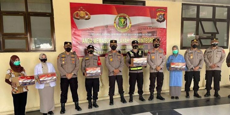 Polda Sultra Beri Bantuan Sembako Pada Tenaga Kesehatan RS Bhayangkara