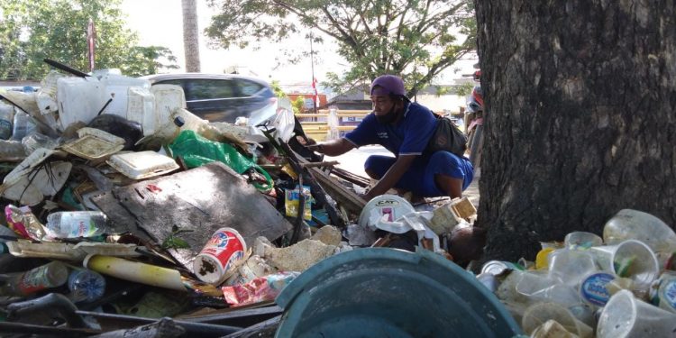 Ikhtiar Petugas Kebersihan Jaga Pesisir Teluk Kendari dari Sampah