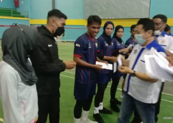 KONI Kendari Serahkan Insentif Untuk Atlet dan Pelatih PON Papua
