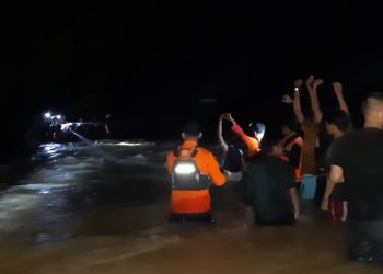 Puluhan Pecinta Alam yang terjebak di Gunung Amonggedo, Dievakuasi