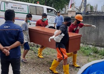 Di Baubau, Petugas Tak Pakai APD Makamkan Jenazah Pasien Covid-19