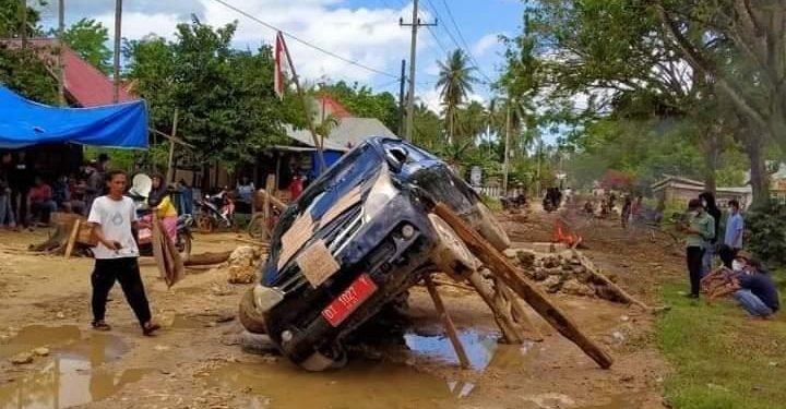 Jalan Tak Kunjung Diperbaiki, Emak-emak di Muna Ngamuk Sandera Randis