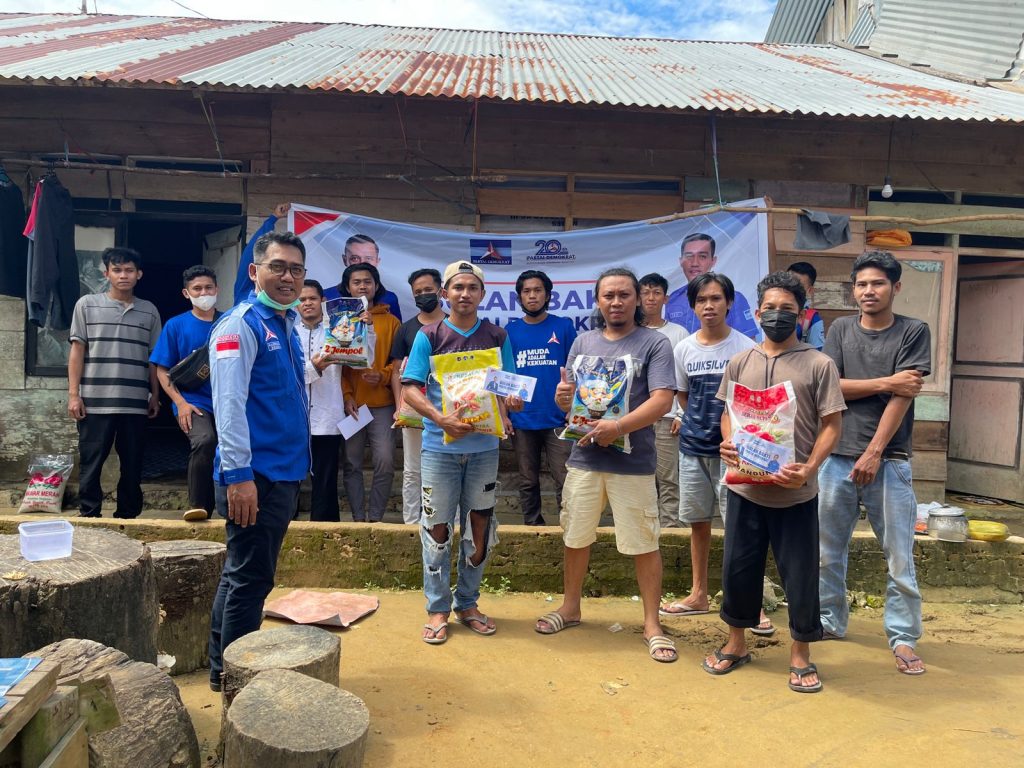 Kader Partai Demokrat Sultra "Turun Gunung" Bagikan Bantuan Kepada Mahasiswa dan Masyarakat