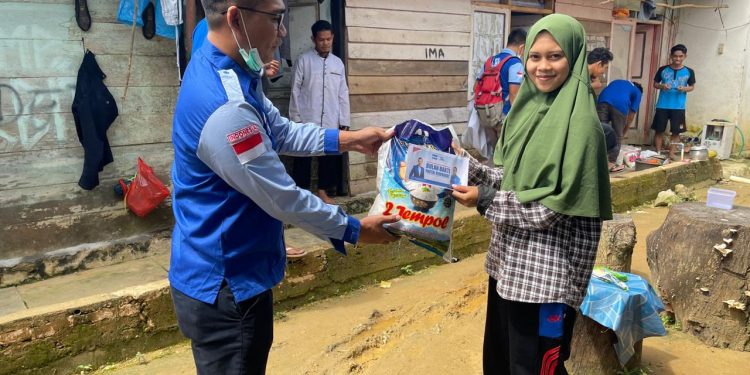 Kader Partai Demokrat Sultra "Turun Gunung" Bagikan Bantuan Kepada Mahasiswa dan Masyarakat