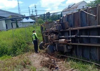 Hilang Kendali, Sebuah Truck Tabrak Jembatan di Lapulu