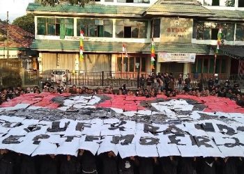 Ratusan Mahasiswa UHO Duduki Lokasi Penembakan Randi-Yusuf