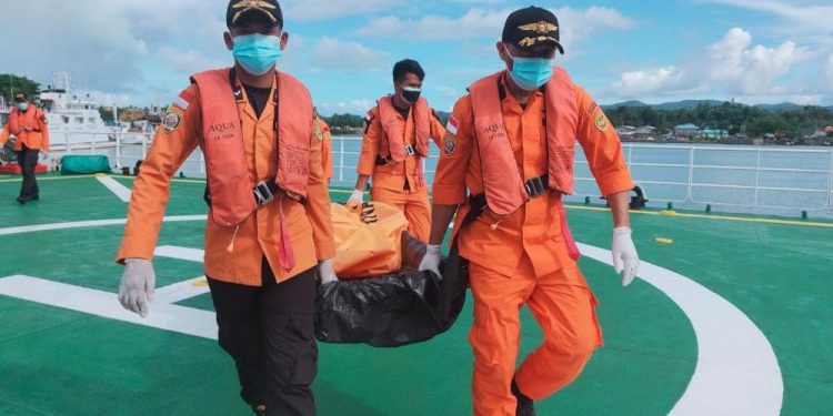 Basarnas Evakuasi Korban Kecelakaan Kapal di Laut Banda, Satu Korban Selamat
