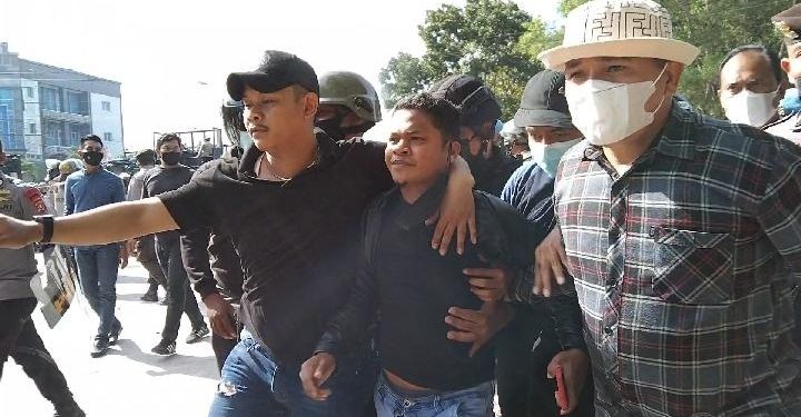 Ketua DPP IMM Sultra Diamankan Polisi saat Demo Tragedi Sedarah