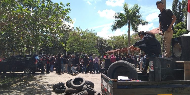 Peringati Tragedi Sedarah, Polda Sultra Didemo Mahasiswa
