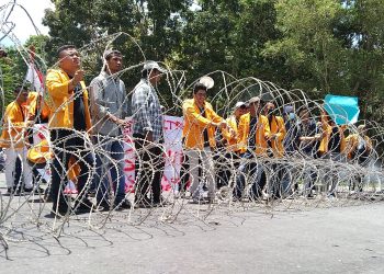 Demo Tragedi Sedarah, Mahasiswa Dobrak Kawat Duri Desak Bertemu Kapolda Sultra