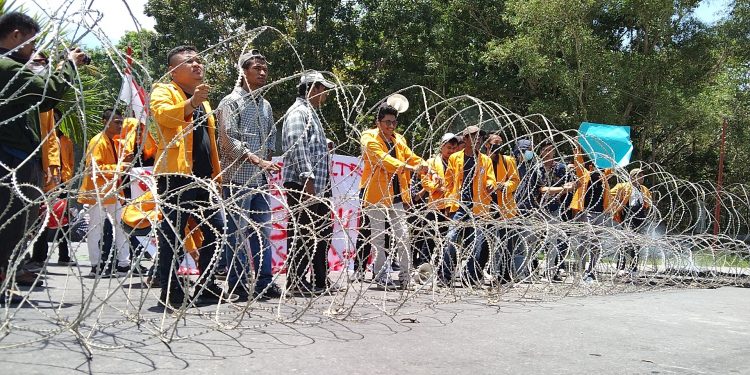 Demo Tragedi Sedarah, Mahasiswa Dobrak Kawat Duri Desak Bertemu Kapolda Sultra
