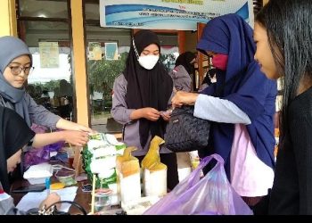 Puluhan Mahasiswa Gelar Pasar Murah di Kampus Gizi Poltekkes Kemenkes Kendari