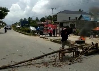 Warga Konda Blokir Jalan Kendari - Konsel