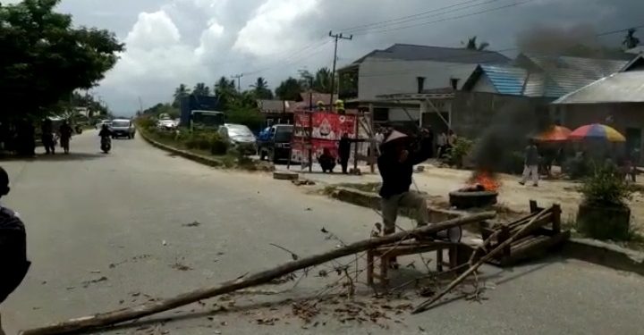 Warga Konda Blokir Jalan Kendari - Konsel