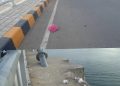 Pengunjung Keluhkan Sampah Berhamburan di Jembatan Teluk Kendari