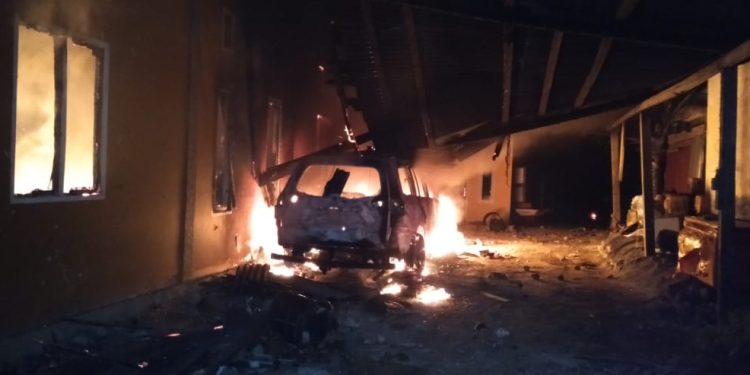 Kerusuhan di Buton, Sejumlah Rumah dan Kendaraan Terbakar