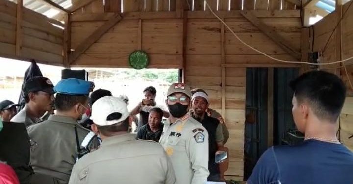 Warga Cekcok dengan Satpol PP Kota Kendari Saat Penyegelan Pasar Mokoau
