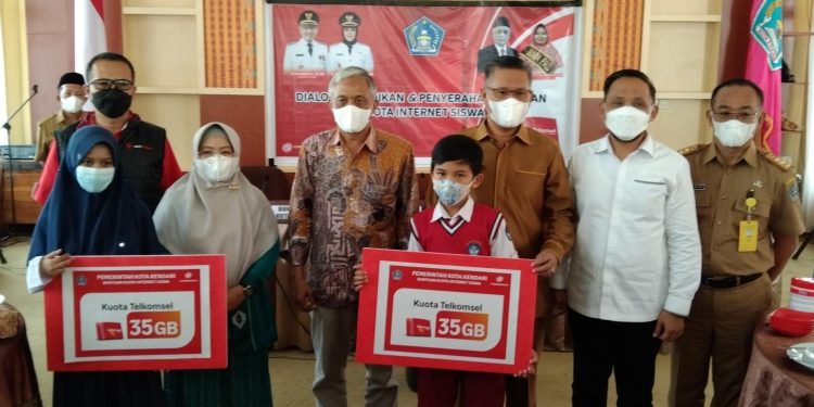 Ratusan Pelajar di Kendari Dapat Bantuan Paket Internet Gratis