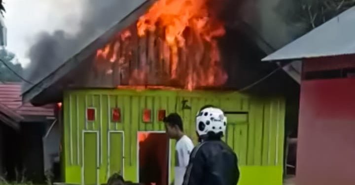 Diduga Korsleting Listrik, Satu Unit Rumah di Wua-Wua Terbakar