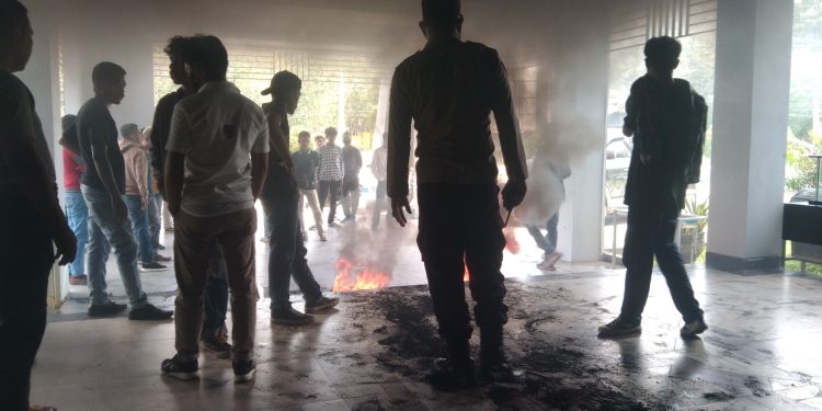 Tuntut Perbaikan Jalan di Muna, Massa Aksi Duduki Kantor Dinas SDA dan Bina Marga Sultra