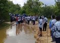 Peduli Jalan Rusak, Beberapa Guru di Muna Inisiatif Lakukan Perbaikan