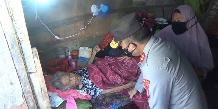 Ibu Mariani Hidup Sebatang Kara di Gubuk Kecil