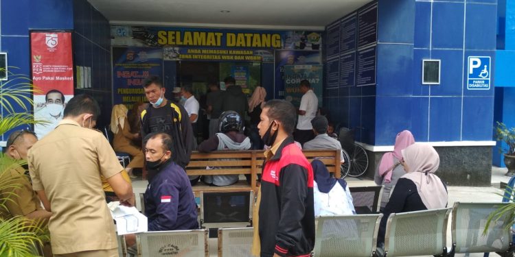 Pemutihan Pajak Kendaraan, Masyarakat Padati Samsat
