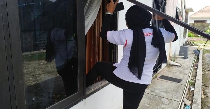 Kantor KONI Sultra Disegel, Pegawai Masuk Ruangan Lewat Jendela