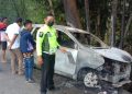 Diduga Sopir Mengantuk, Mobil Xenia Tabrak Pohon Hingga Terbakar