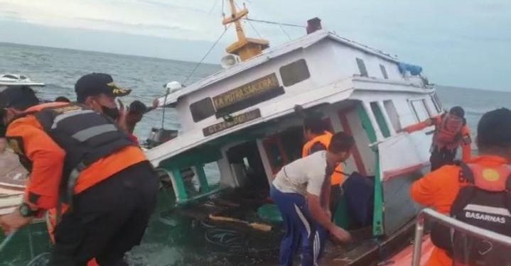 Cuaca Buruk, Kapal KM Putra Samudra 01 Dihantam Ombak dan Nyaris Tenggelam