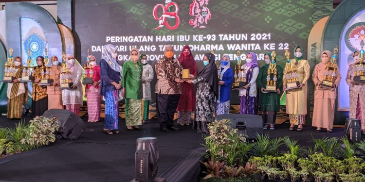 Ali Mazi Apresiasi Kaum Perempuan di Perayaan Hari Ibu dan HUT Dharma Wanita