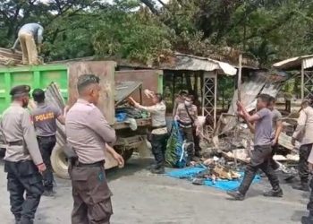 Kendari Mulai Kondusif, Personel Gabungan Bersihkan Sampah di Lokasi Bentrok