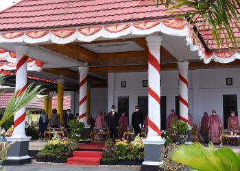 Menggunakan Kebaya, Para Wanita di Kendari Jadi Pelaksana Upacara Hari Ibu