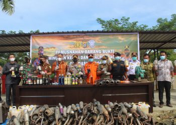 Polisi Musnahkan Ratusan Botol Miras dan Knalpot Racing