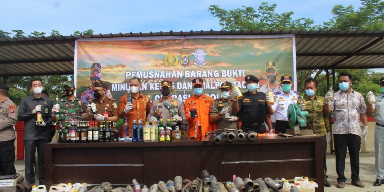 Polisi Musnahkan Ratusan Botol Miras dan Knalpot Racing
