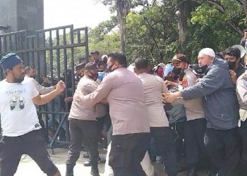 Ratusan Buruh di Kendari Geruduk Kantor DPRD Sultra