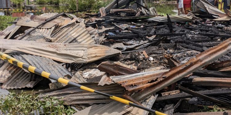 Akibat Arus Pendek Satu Buah Rumah di Kendari Hangus Terbakar