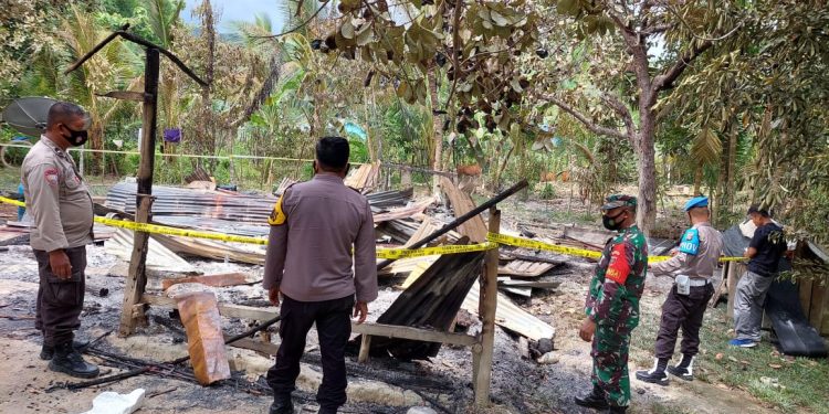 Diduga Memiliki Ilmu Hitam, Rumah Sepasang Suami Istri di Konsel Dibakar