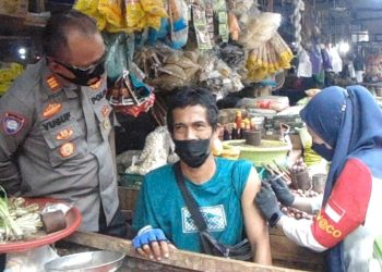 Sasar Pedagang dan Masyarakat Umum, Polres Kendari Buka Gerai Vaksin di Dua Pasar