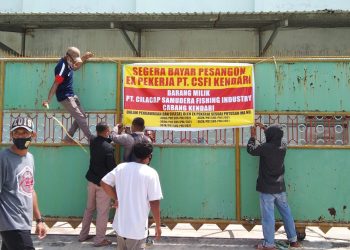 Kesal Pesangon Tak Dibayarkan, Eks Karyawan Segel Kantor PT CSFI