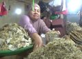 Cuaca Buruk, Harga Ikan Asin di Pasar Basah Mandonga Naik