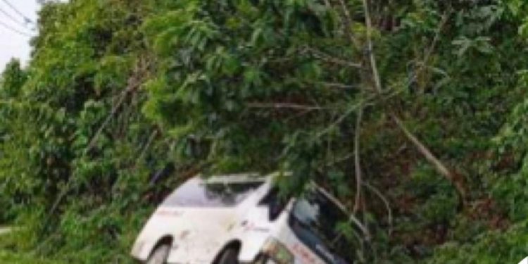 Mobil Ambulance di Baubau Tergelincir Akibat Jalan Licin