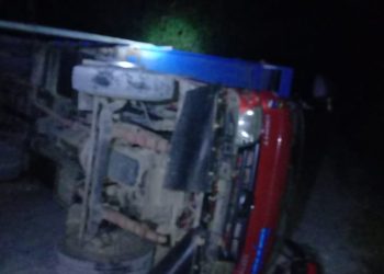 Jalanan Rusak di Butur, Truk Bermuatan Bahan Material Terbalik