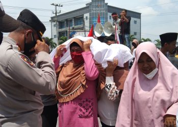 Emak-emak Demo di Polda Sultra, Tuntut Pembebasan Tiga Warga Wawonii