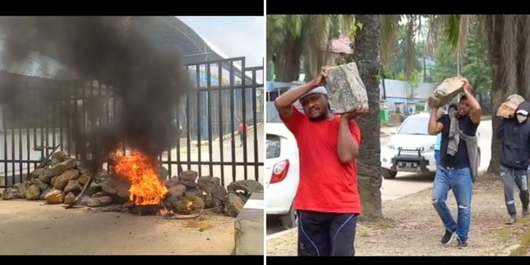 Ketgam: TKBM segel kantor DPRD Sultra pakai batu besar. Foto: Herlis