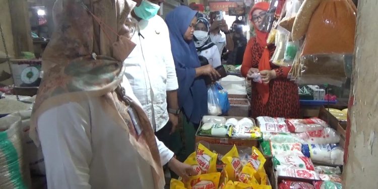 Ketgam : Operasi pasar yang dilakukan oleh TPID Sultra, Rabu (2/2/2022).